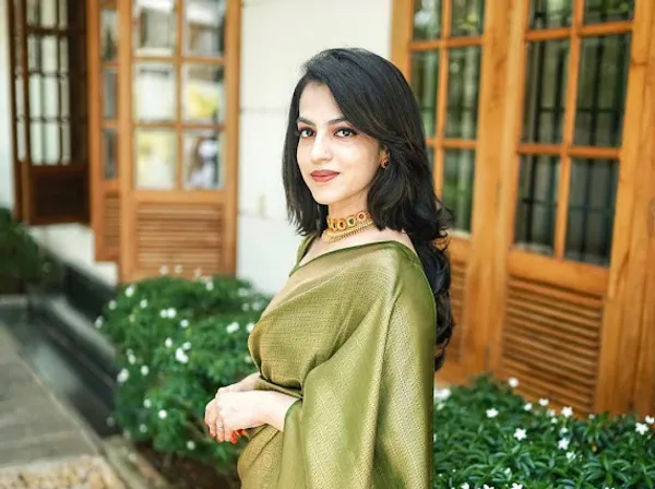 Elegant_Olive_Green_Soft_Lichi_Silk_Saree_with_Rich_Jacquard_Pallu_&_All-Over_Weaving