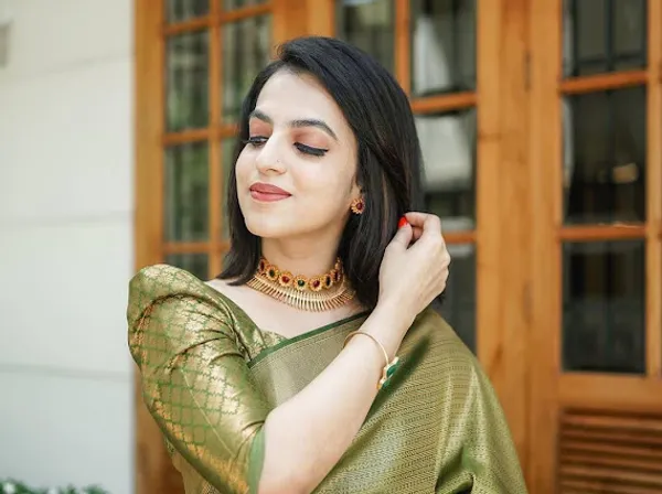 Elegant_Olive_Green_Soft_Lichi_Silk_Saree_with_Rich_Jacquard_Pallu_&_All-Over_Weaving