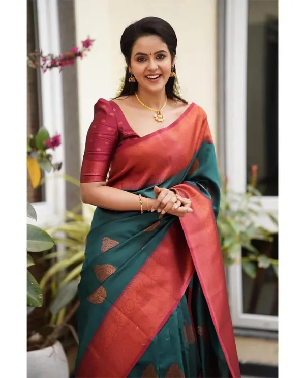 Elegant_Rama_Green_&_Coral_Lichi_Silk_Jacquard_Saree