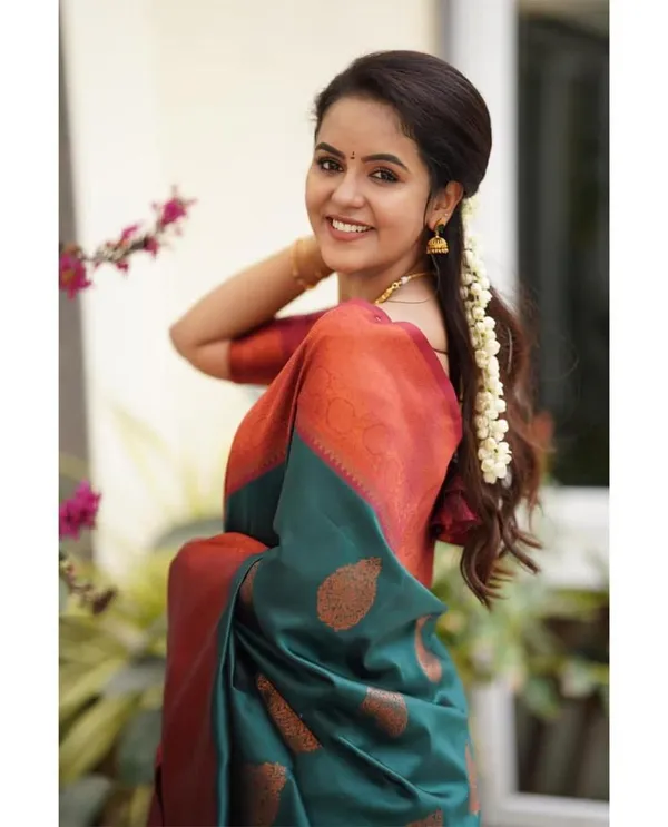 Elegant_Rama_Green_&_Coral_Lichi_Silk_Jacquard_Saree
