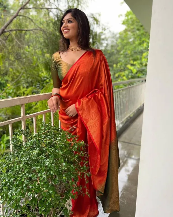Elegant_Red_Silk_Saree_with_Rich_Golden_Woven_Border_&_Designer_Pallu