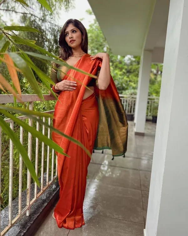 Elegant_Red_Silk_Saree_with_Rich_Golden_Woven_Border_&_Designer_Pallu