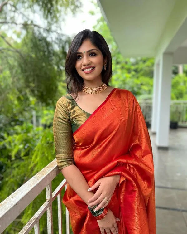 Elegant_Red_Silk_Saree_with_Rich_Golden_Woven_Border_&_Designer_Pallu