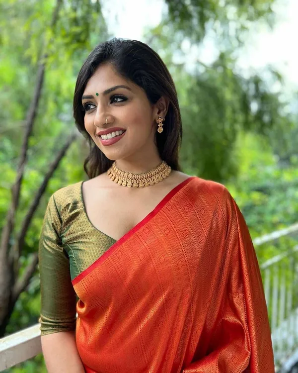 Elegant_Red_Silk_Saree_with_Rich_Golden_Woven_Border_&_Designer_Pallu
