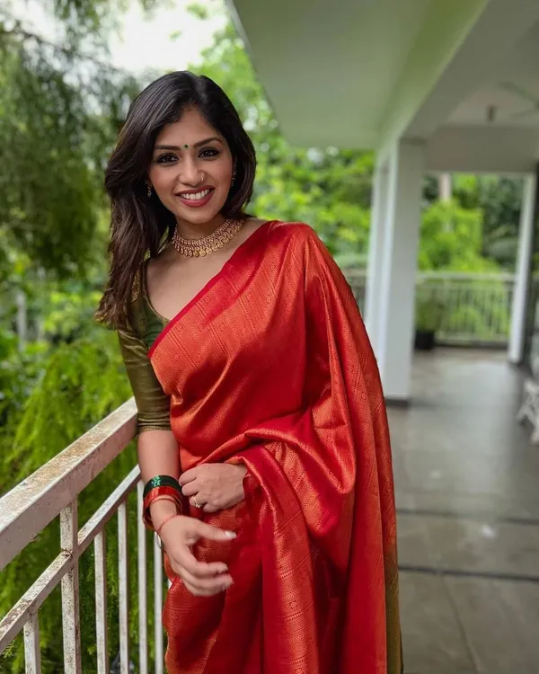 Elegant_Red_Silk_Saree_with_Rich_Golden_Woven_Border_&_Designer_Pallu