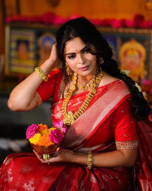 Elegant_Red_Woven_Saree_with_Floral_Motifs,_Contrast_Border_&_Rich_Designer_Pallu