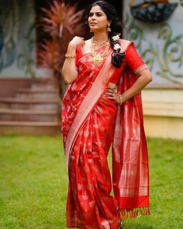 Elegant_Red_Woven_Saree_with_Floral_Motifs,_Contrast_Border_&_Rich_Designer_Pallu