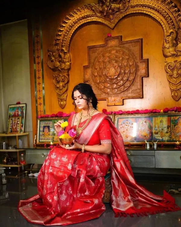 Elegant_Red_Woven_Saree_with_Floral_Motifs,_Contrast_Border_&_Rich_Designer_Pallu