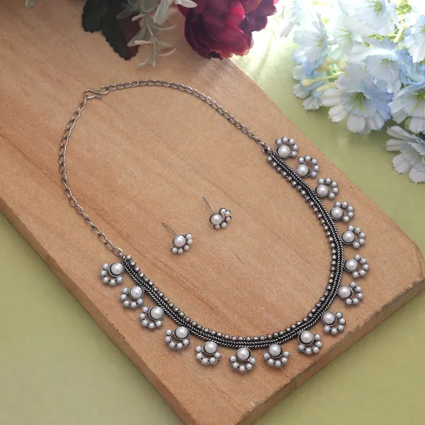Elegant_Silver_Oxidised_Necklace_Set_with_Matching_Stud_Earrings