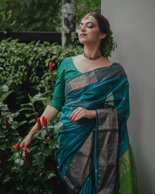 Elegant_Teal_Blue_Soft_Lilan_Slab_Saree_with_Rich_Golden_Weaving