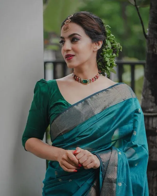 Elegant_Teal_Blue_Soft_Lilan_Slab_Saree_with_Rich_Golden_Weaving