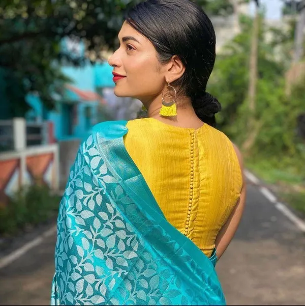 Elegant_Turquoise_Blue_Soft_Lichi_Silk_Saree_with_Floral_Jacquard_Weaving_&_Rich_Pallu