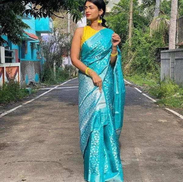 Elegant_Turquoise_Blue_Soft_Lichi_Silk_Saree_with_Floral_Jacquard_Weaving_&_Rich_Pallu