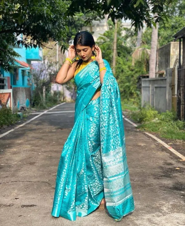 Elegant_Turquoise_Blue_Soft_Lichi_Silk_Saree_with_Floral_Jacquard_Weaving_&_Rich_Pallu