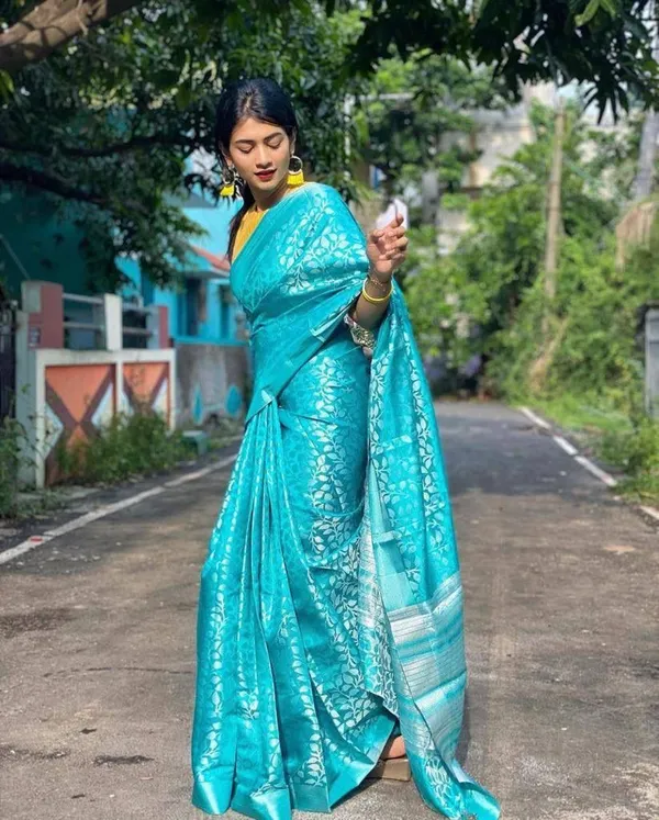 Elegant_Turquoise_Blue_Soft_Lichi_Silk_Saree_with_Floral_Jacquard_Weaving_&_Rich_Pallu