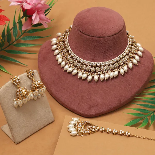 Elegant_White_Kundan_Bridal_Necklace_Set_With_Pearl_Drops,_Jhumka_Earrings_&_Maang_Tikka
