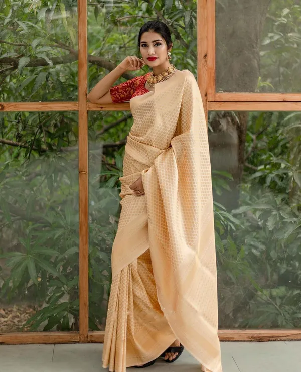 Graceful_Golden_Cream_Saree_with_Luxurious_Jacquard_Weaving