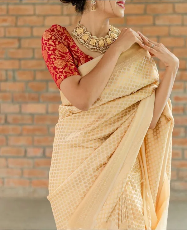 Graceful_Golden_Cream_Saree_with_Luxurious_Jacquard_Weaving