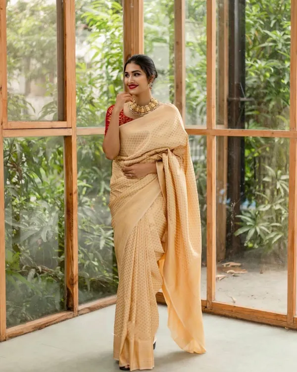 Graceful_Golden_Cream_Saree_with_Luxurious_Jacquard_Weaving