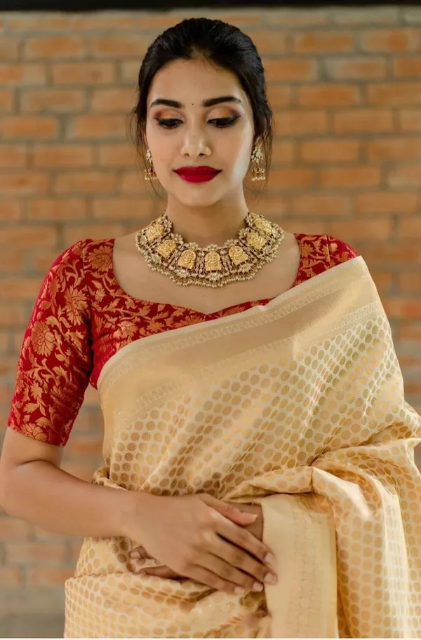 Graceful_Golden_Cream_Saree_with_Luxurious_Jacquard_Weaving
