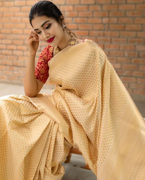 Graceful_Golden_Cream_Saree_with_Luxurious_Jacquard_Weaving