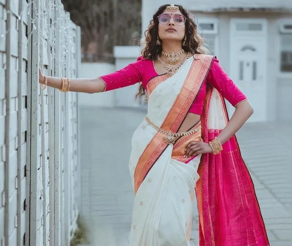 Graceful_White_Pink_Soft_Lichi_Silk_Saree_with_Designer_Rich_Pallu