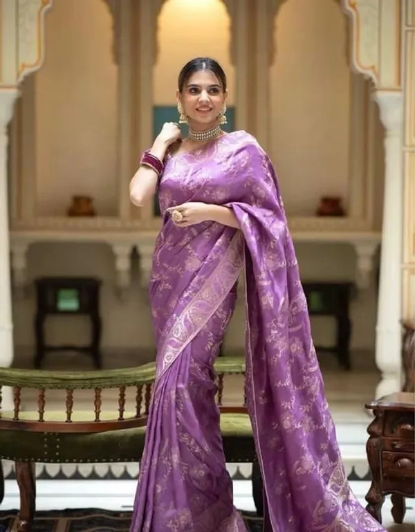 Lavender_Purple_Soft_Silk_Saree_with_Floral_Jacquard_Weaving_&_Rich_Designer_Pallu