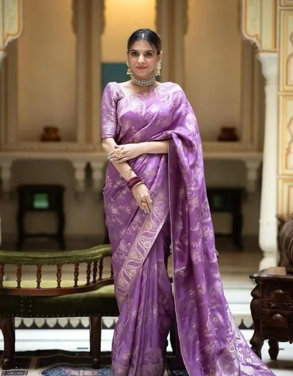 Lavender_Purple_Soft_Silk_Saree_with_Floral_Jacquard_Weaving_&_Rich_Designer_Pallu