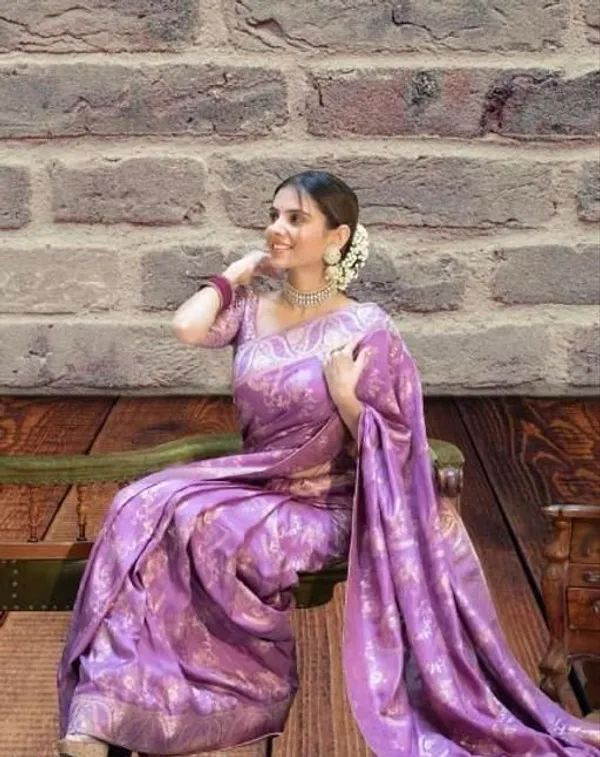 Lavender_Purple_Soft_Silk_Saree_with_Floral_Jacquard_Weaving_&_Rich_Designer_Pallu