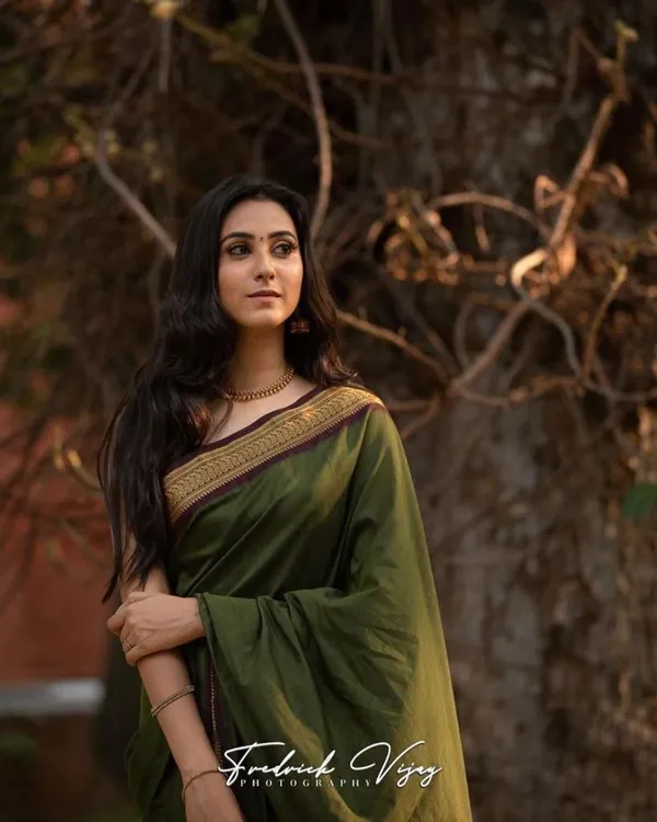 Olive_Green_Soft_Lichi_Silk_Saree_with_Black_Rich_Pallu_&_Jacquard_Work