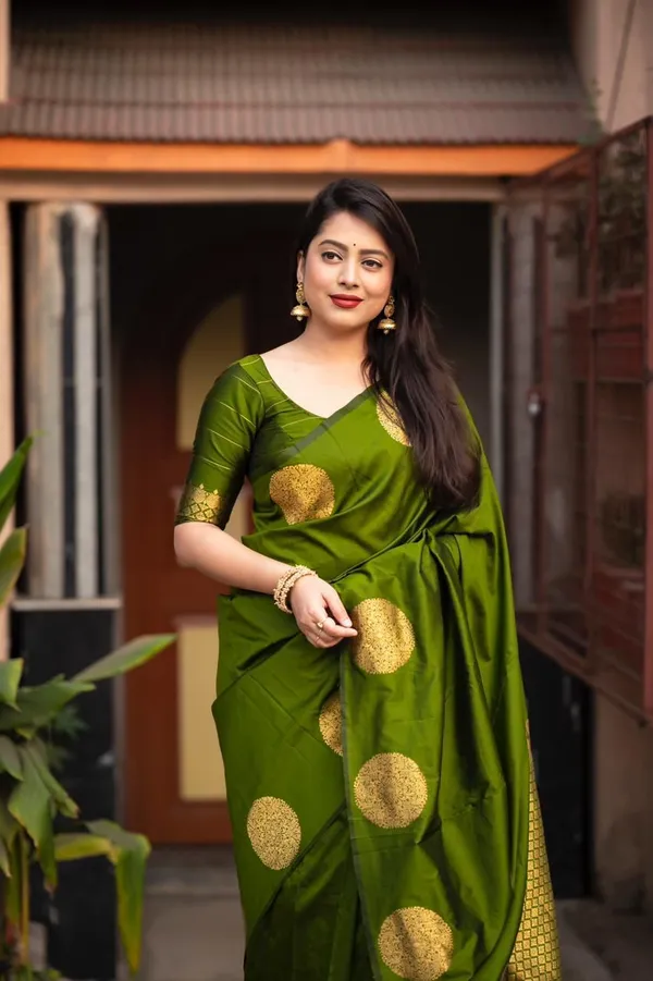 Parrot_Green_Soft_Lichi_Silk_Saree_with_Gold_Jacquard_Butti_Weaving_&_Designer_Pallu