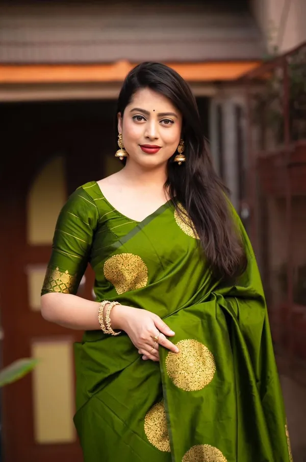 Parrot_Green_Soft_Lichi_Silk_Saree_with_Gold_Jacquard_Butti_Weaving_&_Designer_Pallu
