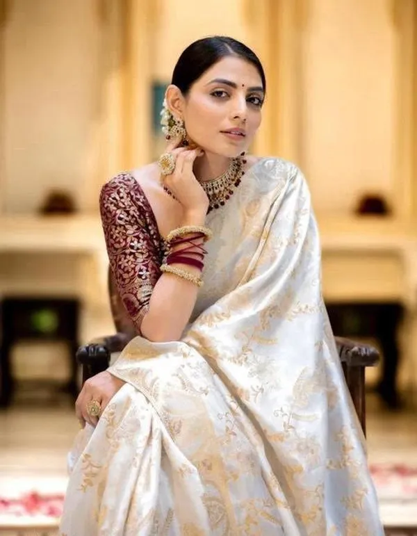 Pearl_White_Soft_Silk_Saree_with_Gold_Floral_Jacquard_Weaving_&_Designer_Border