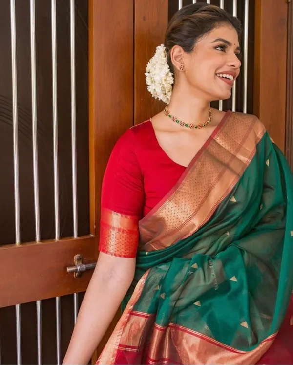 Premium_Emerald_Green_&_Red_Soft_Lichi_Silk_Saree_with_Rich_Jacquard_Weaving_&_Designer_Pallu