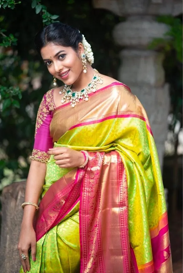 Premium_Green_Soft_Lichi_Silk_Saree_with_All-Over_Jacquard_Work_&_Rich_Pink_Pallu