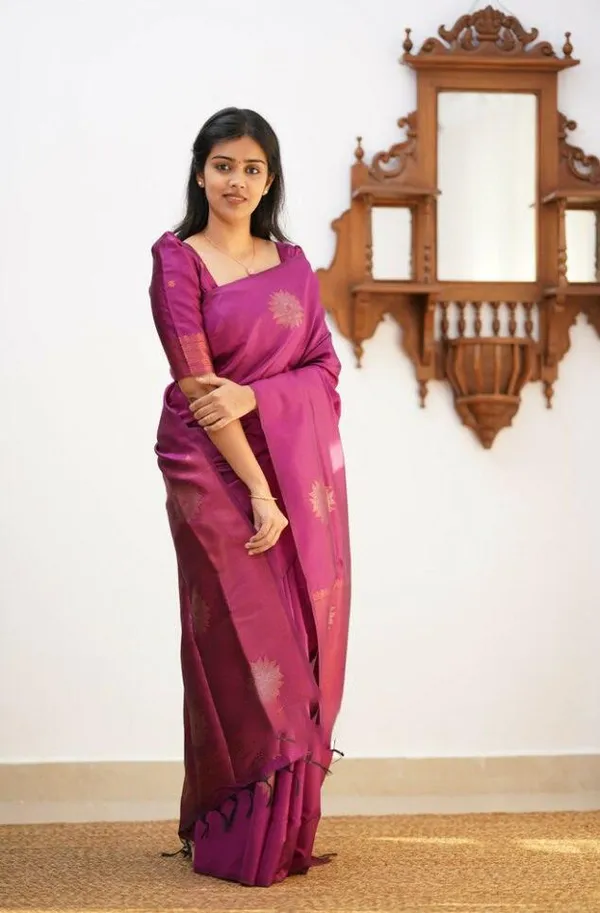 Premium_Magenta_Soft_Lichi_Silk_Saree_with_Floral_Jacquard_Weaving_&_Rich_Zari_Pallu