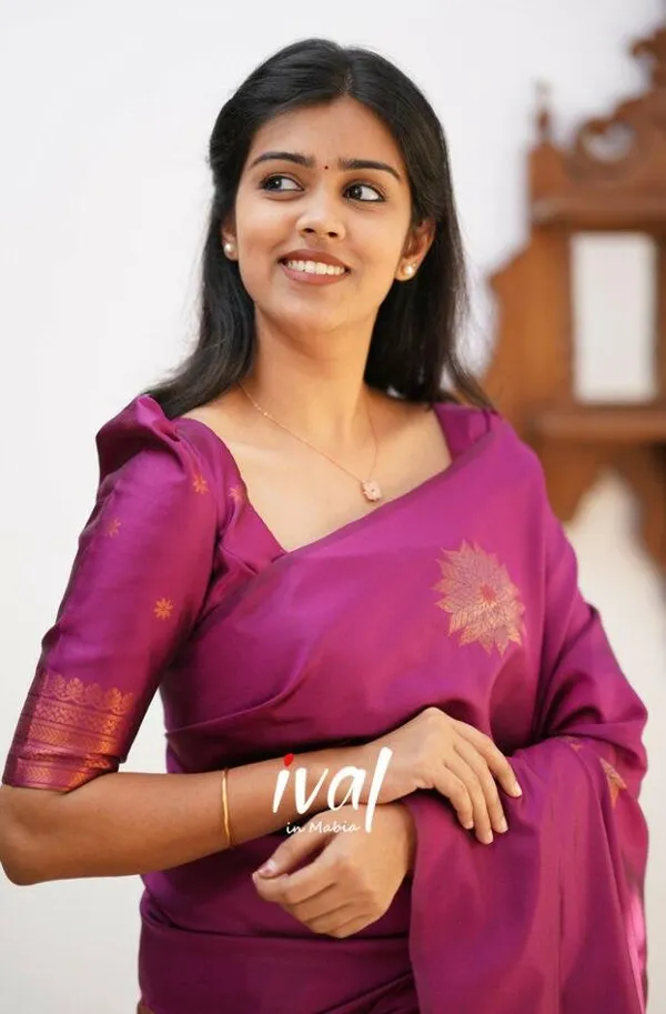 Premium_Magenta_Soft_Lichi_Silk_Saree_with_Floral_Jacquard_Weaving_&_Rich_Zari_Pallu
