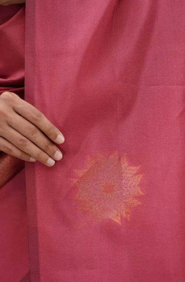 Premium_Magenta_Soft_Lichi_Silk_Saree_with_Floral_Jacquard_Weaving_&_Rich_Zari_Pallu