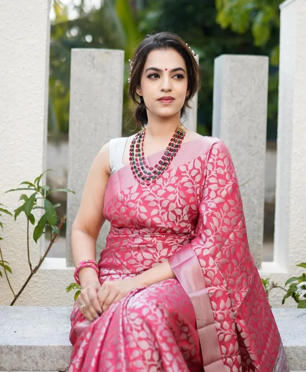 Premium_Pink_Soft_Lichi_Silk_Floral_Jacquard_Saree