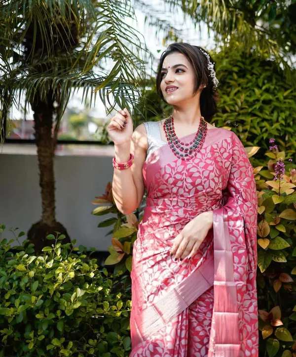 Premium_Pink_Soft_Lichi_Silk_Floral_Jacquard_Saree