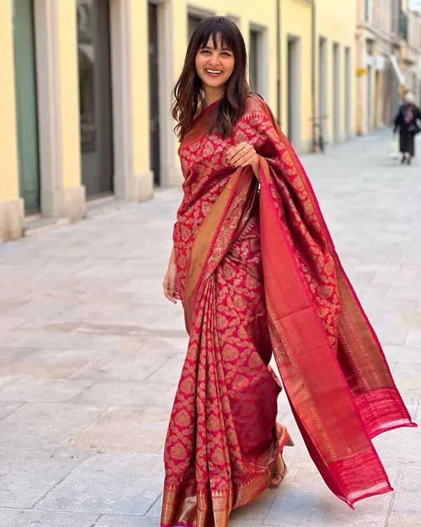 Premium_Rani_Pink_Soft_Lichi_Silk_Jacquard_Saree_with_Rich_Zari_Pallu