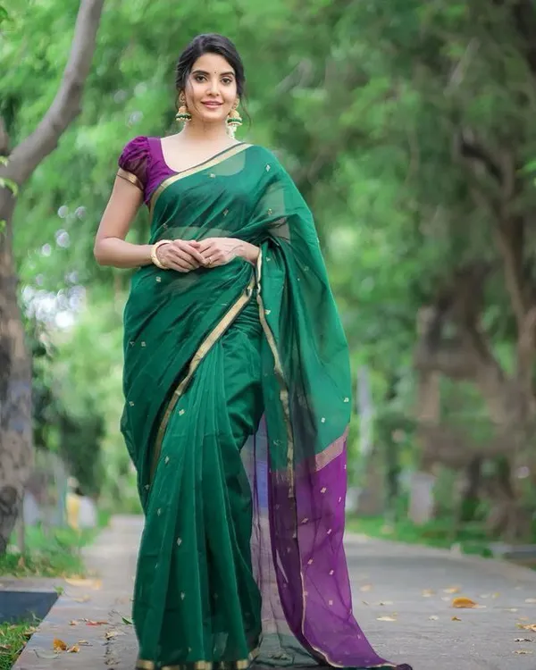 Premium_Soft_Lichi_Silk_Saree_in_Bottle_Green_with_Rich_Jacquard_Weaving_&_Exclusive_Zari_Border