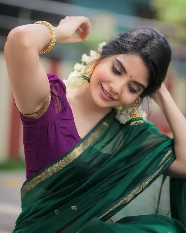 Premium_Soft_Lichi_Silk_Saree_in_Bottle_Green_with_Rich_Jacquard_Weaving_&_Exclusive_Zari_Border