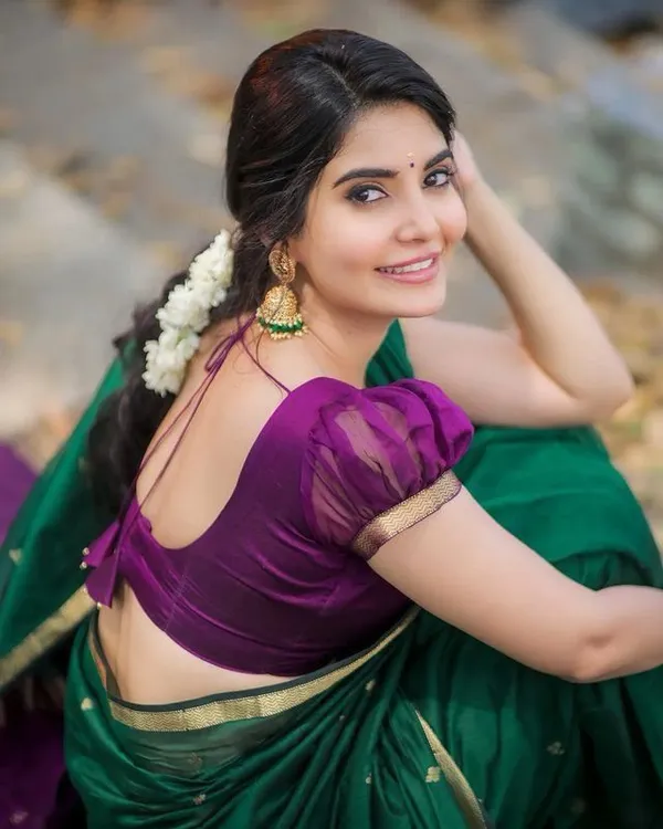 Premium_Soft_Lichi_Silk_Saree_in_Bottle_Green_with_Rich_Jacquard_Weaving_&_Exclusive_Zari_Border