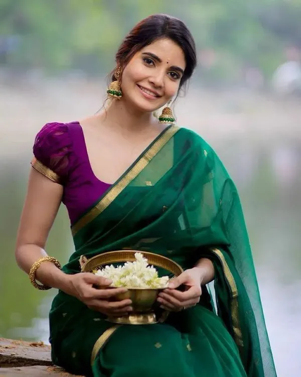 Premium_Soft_Lichi_Silk_Saree_in_Bottle_Green_with_Rich_Jacquard_Weaving_&_Exclusive_Zari_Border