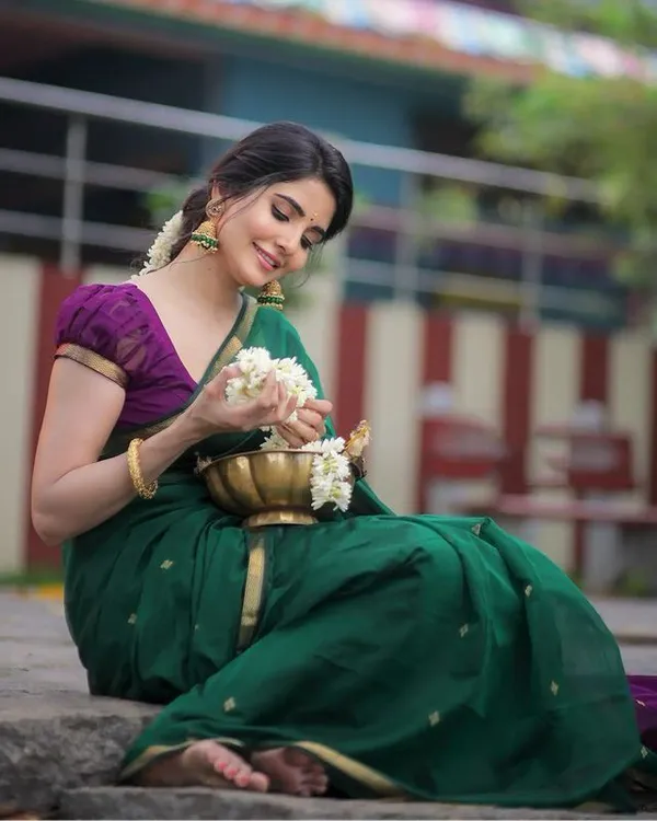 Premium_Soft_Lichi_Silk_Saree_in_Bottle_Green_with_Rich_Jacquard_Weaving_&_Exclusive_Zari_Border