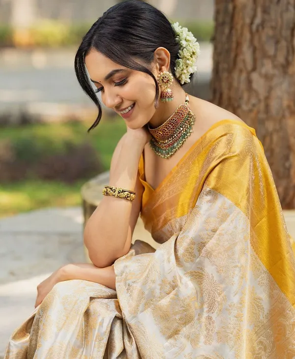 Premium_Soft_Lichi_Silk_Saree_with_All-Over_Jacquard_Work_&_Rich_Designer_Pallu