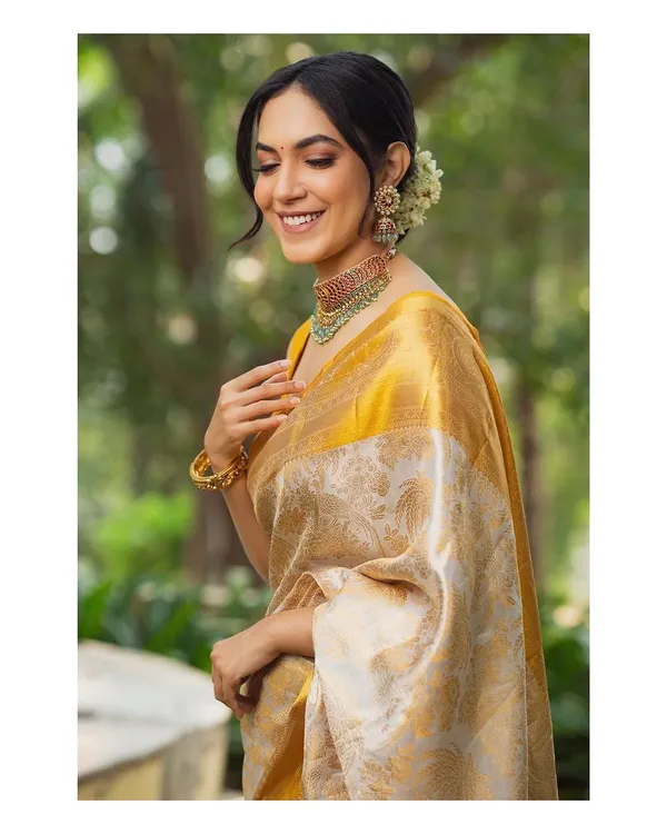 Premium_Soft_Lichi_Silk_Saree_with_All-Over_Jacquard_Work_&_Rich_Designer_Pallu