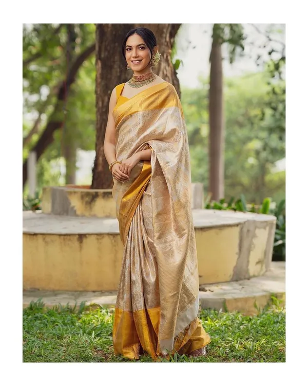 Premium_Soft_Lichi_Silk_Saree_with_All-Over_Jacquard_Work_&_Rich_Designer_Pallu