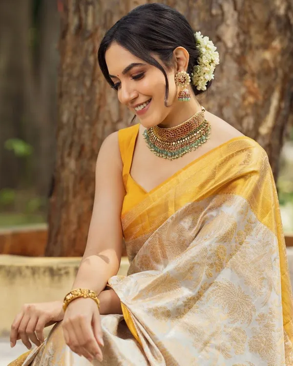 Premium_Soft_Lichi_Silk_Saree_with_All-Over_Jacquard_Work_&_Rich_Designer_Pallu